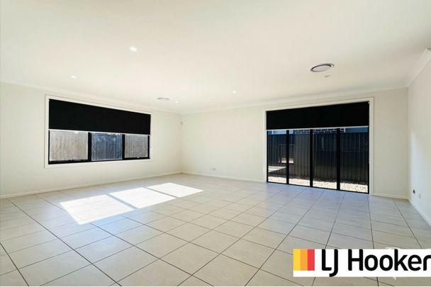 Beautiful 5 Bedroom Home - Walk to Shops! - Photo 1