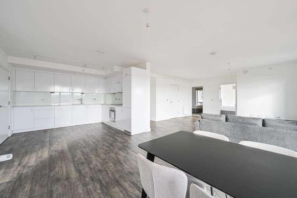 Adlay Apartments, Royal Docks, E16 - Photo 1