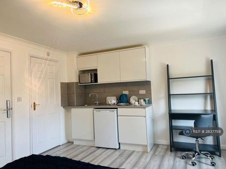 1 bedroom in a house share to rent - Photo 4