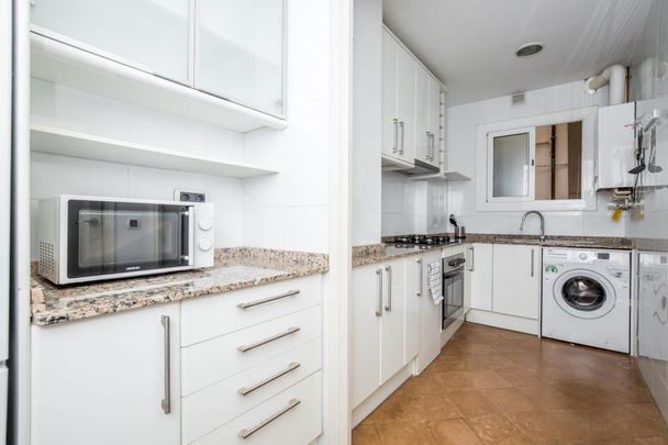 Large double room in Calle Valencia - Photo 1