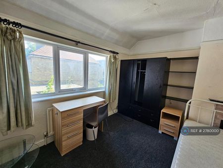 4 bedroom detached house to rent - Photo 4