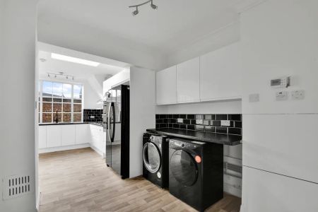 4 bedroom house in London - Photo 4