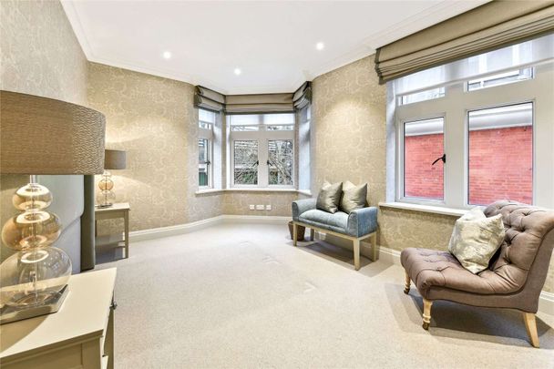 Exceptional 4/5 bedroom family home of over 3,000 sq ft. Beautifully refurbished, immaculately presented and enviably located amongst London's most iconic landmarks. - Photo 1