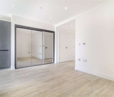 Unfurnished south-facing studio apartment - Photo 2