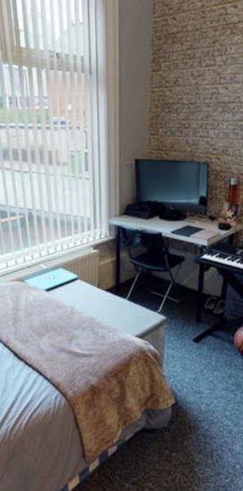 4 bedroom flat to rent - Photo 1