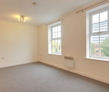 Flat to rent on - Photo 2
