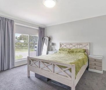 Four Bedroom House with Ducted AC! - Photo 3