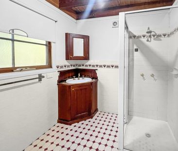 1 Bedroom Cottage with Loft & Lush Garden - Photo 2