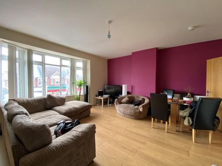 4 bedroom flat to rent - Photo 2