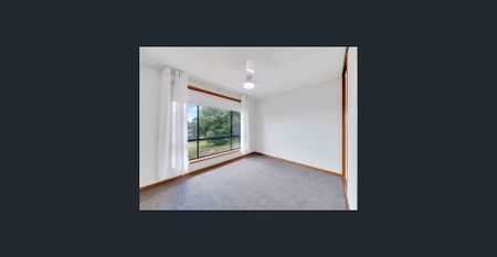 Coastal 3-Bedroom Villa with Tranquil Gardens - Photo 4