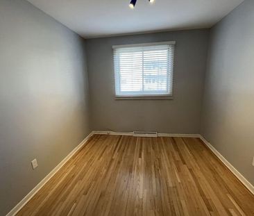 Logement 7 1/2 à louer, bas de duplex + cour - Photo 3