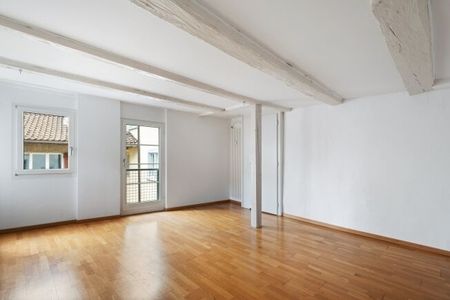 Appartement lumineux de 2,5 pièces en duplex au cœur de la vieille ville - Photo 2