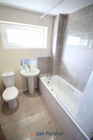 4 Bedroom House - Terraced - Photo 3