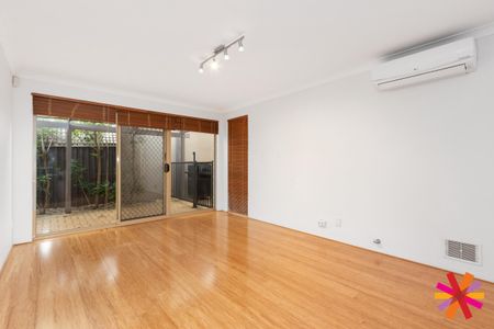 FANTASTIC 3 BEDROOM 2 BATHROOM TOWNHOUSE IN SOUTH PERTH! - Photo 3