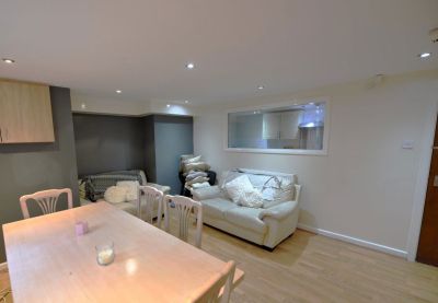 4 bedroom Flat in Wood Lane, Leeds - Photo 2