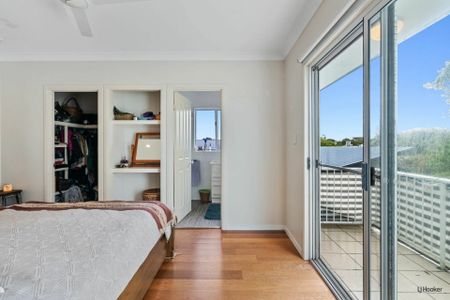 MODERN FULLY FURNISHED 3 BEDROOM TOWNHOUSE - Photo 3
