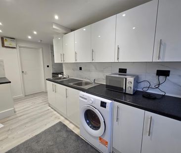 Hawthorn Way, Shepperton TW17, London - Photo 1