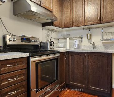 Townhouse For Lease | N8142872 - Photo 2