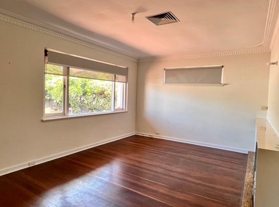 Spacious 3-Bedroom Home - Freshly Painted & Newly Polished Wooden Floorboards - Photo 1