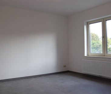 Verrassend ruim totaal gerenoveerd 2 slaapkamer appartement - Photo 3