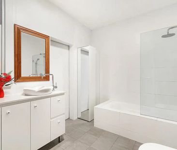 Charming 2 Bedroom Cottage in Balmain Village Location - Photo 6