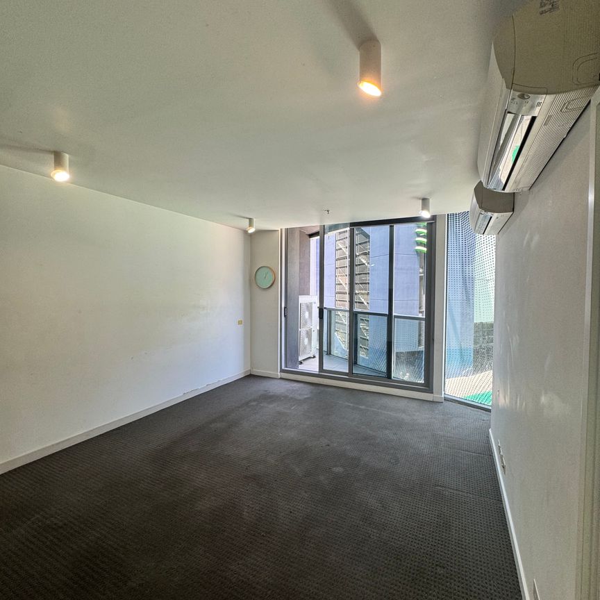 Affordable 2 Bedroom Living in Docklands - Photo 1