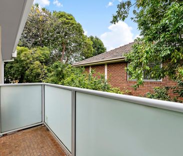 Stylish & Spacious Glen Iris Retreat - Photo 3