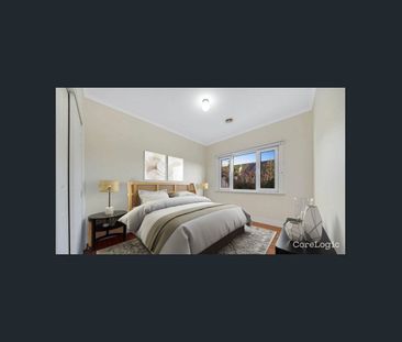 Spacious Family Home in a Prime Craigieburn Location! - Photo 4