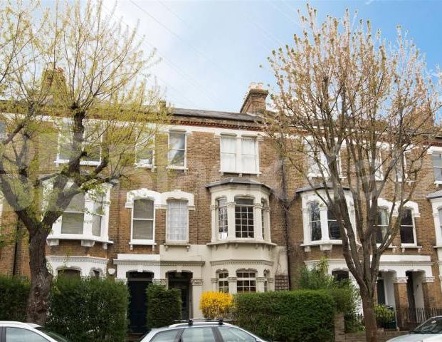 Split level spacious 4 bed flat with modern kitchen & bathroom mins to tube - Photo 1