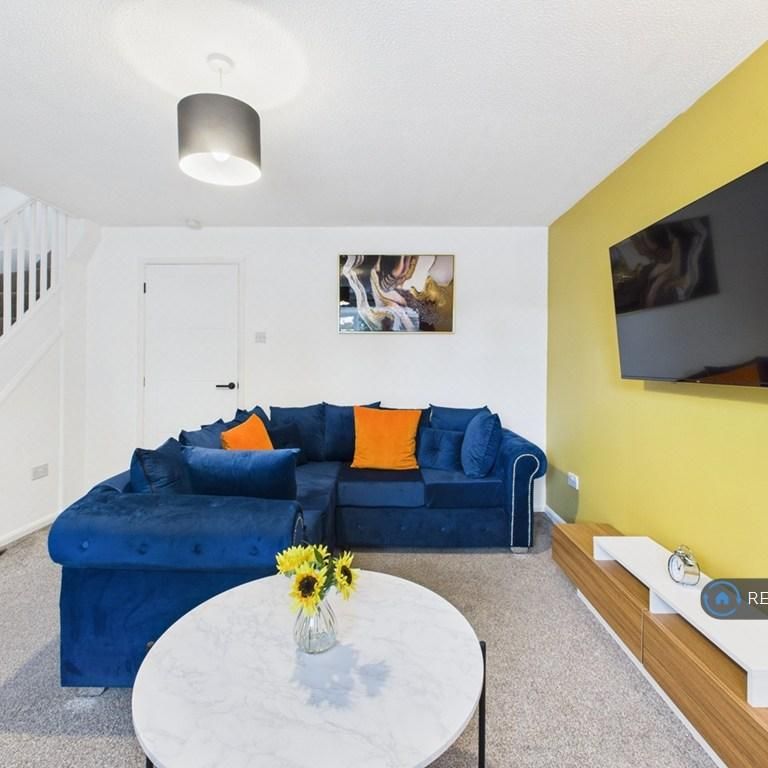 3 bedroom semi-detached house to rent - Photo 1