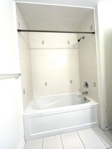 For Lease - 25 Rapids Lane, Hamilton, Ontario - Photo 3