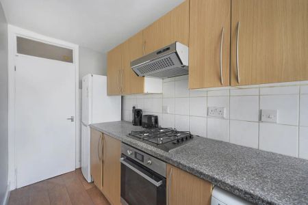 2 bedroom flat in London - Photo 5