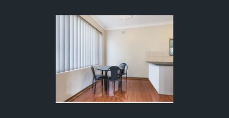 CHARMING 3 BEDROOM HOME IN EXCELLENT LOCATION. - Photo 2