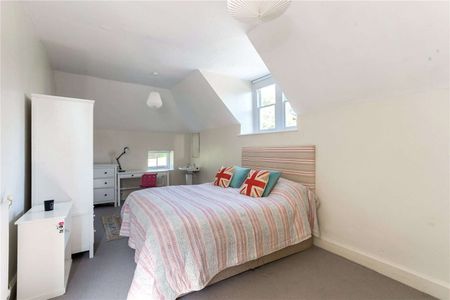 An Imposing Country Residence with Elegant Features - Photo 2