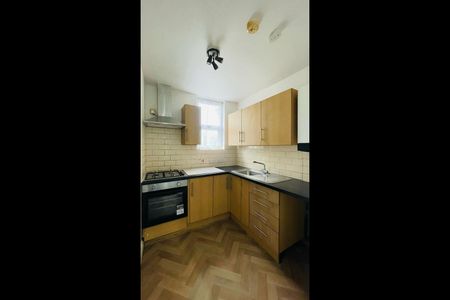 3 Bed Flat, East Ham, E6 - Photo 4