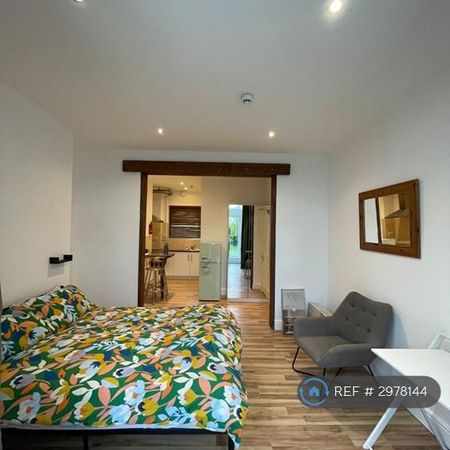 Studio to rent - Photo 4