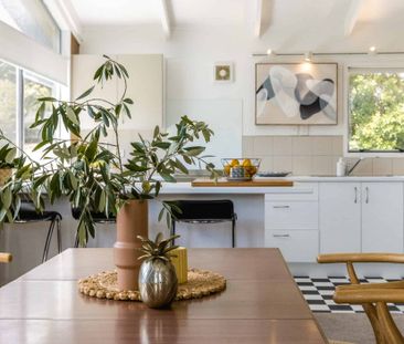 Space, Sunshine & Timeless Design - Photo 5