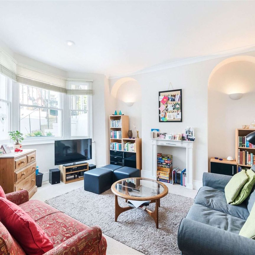 Spacious lower ground floor one bedroom apartment with its own patio garden, situated off the North End Road, ideal for Fulham Broadway. - Photo 1