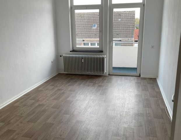Grosse Wohnung, 4 Zimmer, Küche, Bad, 3. Etage - Photo 1