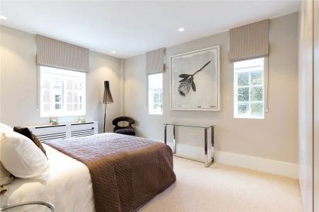 3 bedroom flat in South Kensington - Photo 2