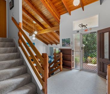 Fully Furnished tri-level townhouse with city and treetop views - Photo 6
