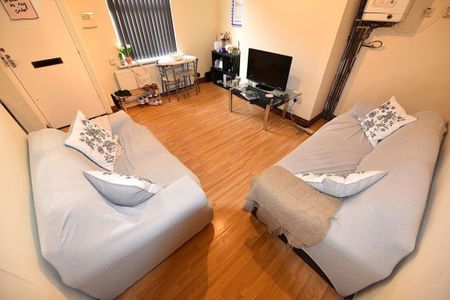 2 bedroom House in Harold Mount, Leeds - Photo 2