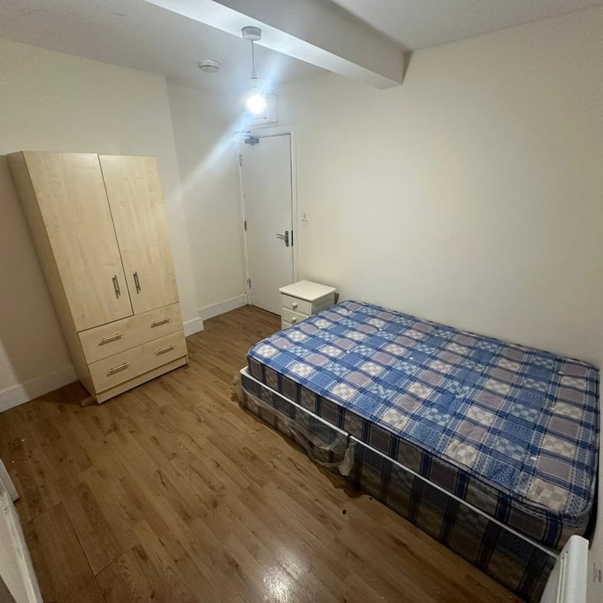 Studio Flat, Crutchley Road, SE6 - Photo 1