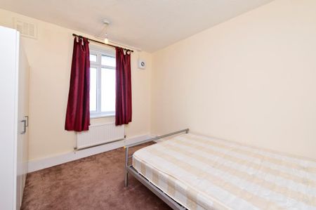 3 Bed Flat, Fulham Palace Road, W6 - Photo 2