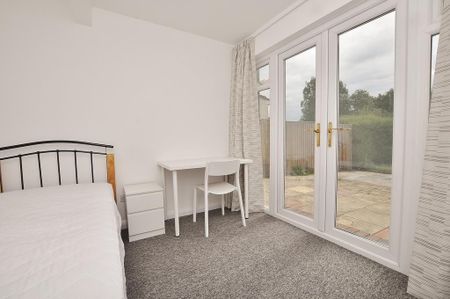 5 bedroom semi-detached house to rent - Photo 4