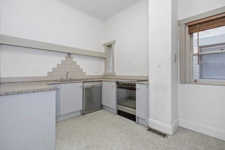 Charming Art Deco Ground Floor Apartment in Prime Elwood Location - Photo 3