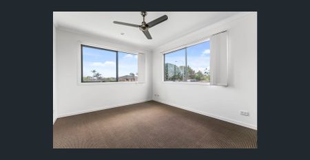 Executive Townhouse Overlooking Bushland - Modern Living in a Peaceful Setting - Photo 3