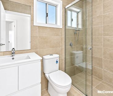 Stunning Single-Level Family Home close to all Amenities - Photo 4