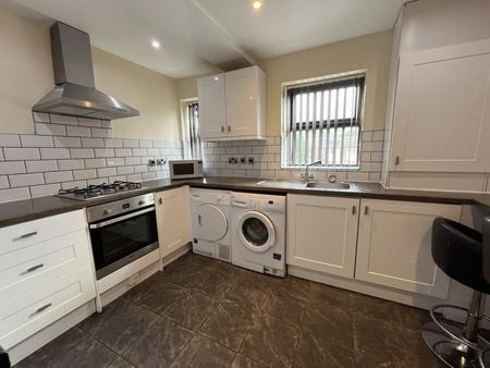 4 bedroom flat to rent - Photo 3