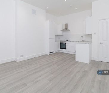 3 bedroom flat to rent - Photo 3